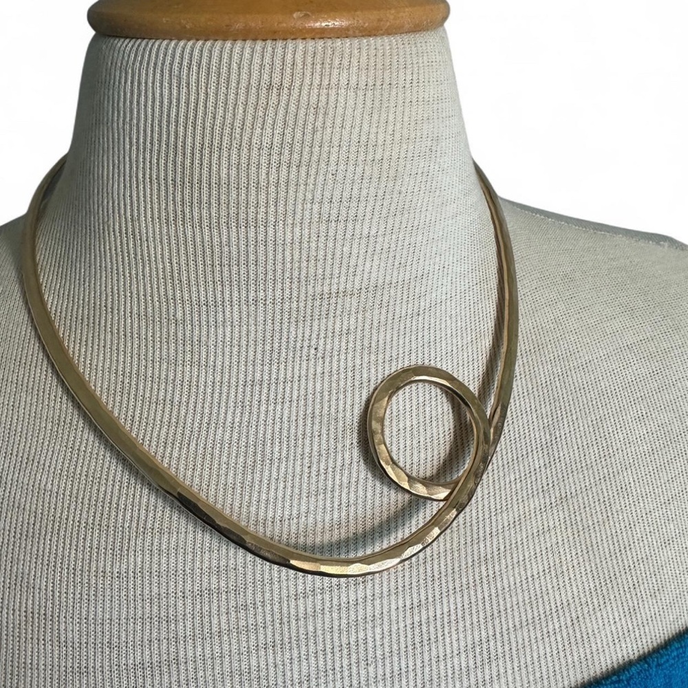 Gold tone hammered metal swirl necklace